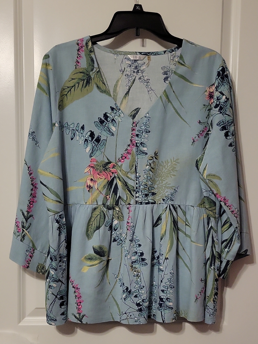 Kaktus Women's Lge, 3/4 Sleeve, V-neck, Green W/flower Pattern Blouse. Like New.
